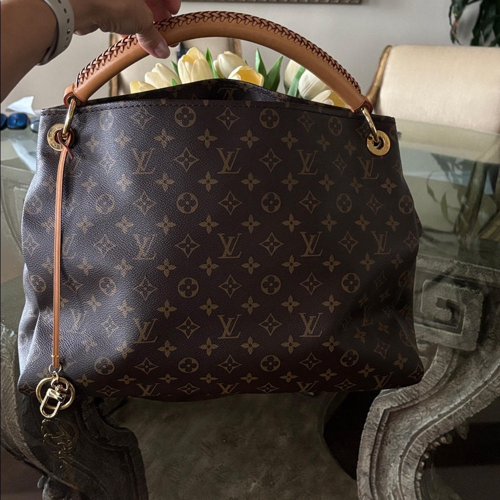 ❌SOLD❌Louis Vuitton Artsy MM Monogram Shoulder Hobo Bag in new condition